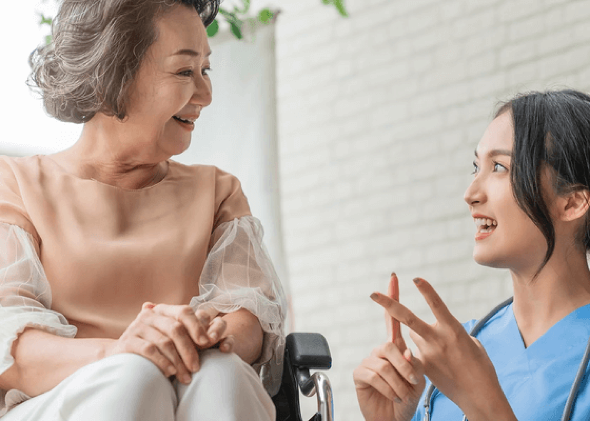 Aide soignante compte sur ses mains avec sa patiente