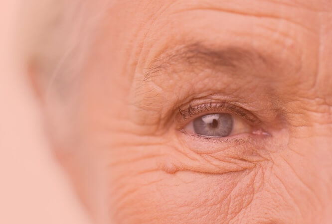 Regard d'une personne âgée