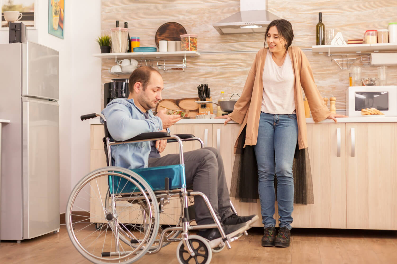 Aide ménagère avec personne en fauteuil roulant